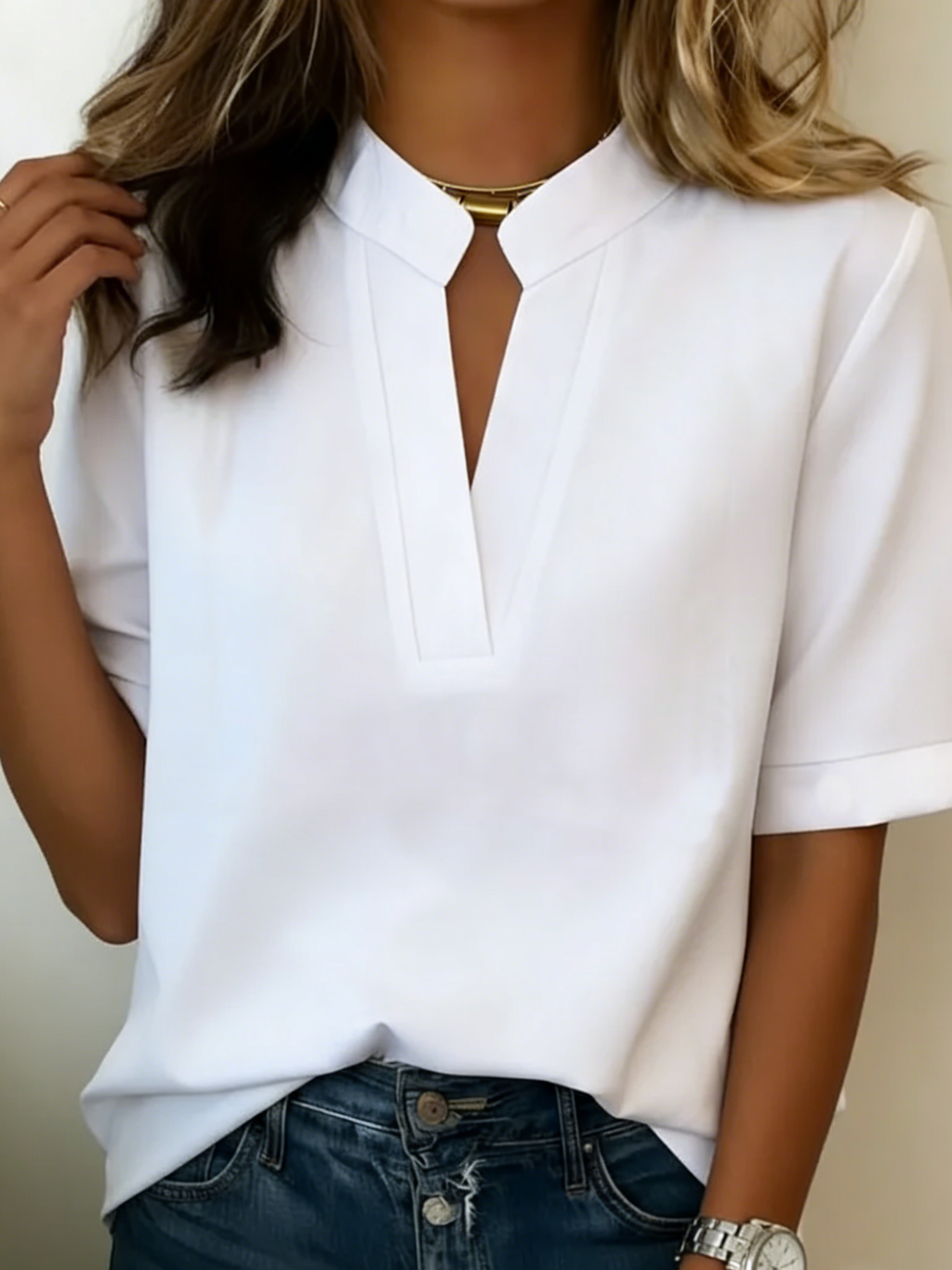 Lucía™ | Blusa Elegante con Cuello en V y Detalle Dorado